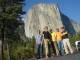 gruppenfoto vor el capitan, einem 1000m hohen granitfelsen im yosemite nationalpark